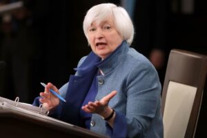 Yellen and Trump Clash on Strong Dollar